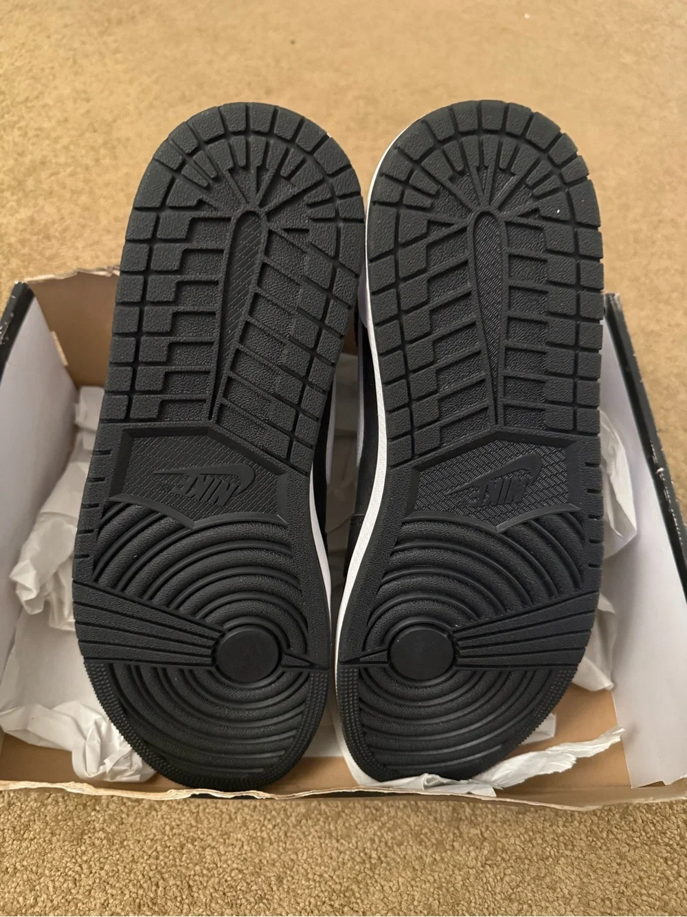Jordan• 1 Retro High OG in Black, White